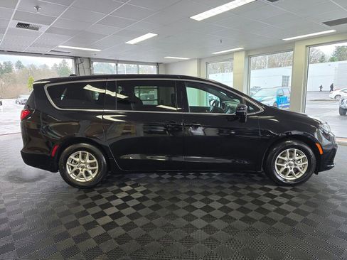 Used 2025 Chrysler Pacifica Select image 3