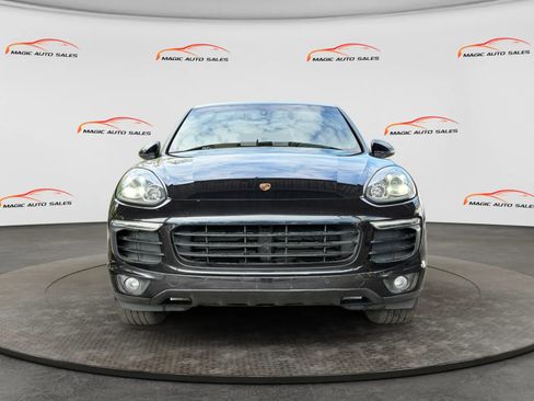 Used 2017 Porsche Cayenne w/ Premium Package AWD/4WD image 3