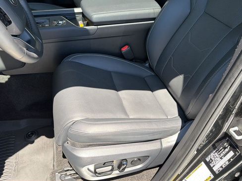 Used 2025 Lexus GX 550 w/ Cold Area Package AWD/4WD image 29