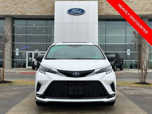 Used 2023 Toyota Sienna XSE image 2