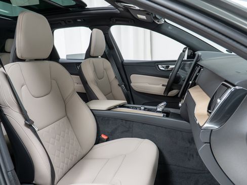 New 2026 Volvo XC60 B5 Plus w/ Climate Package image 22