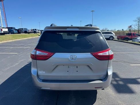 Used 2017 Toyota Sienna LE image 4