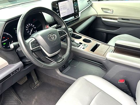 Used 2024 Toyota Sienna XLE image 12