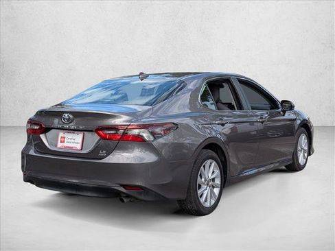 Used 2021 Toyota Camry LE image 5