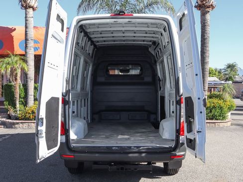 Used 2022 Mercedes-Benz Sprinter 2500 image 8