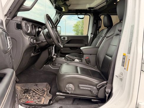 Used 2022 Jeep Wrangler Unlimited Sahara AWD/4WD image 2