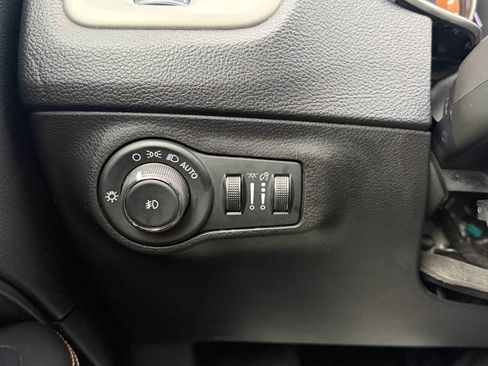 Used 2019 Jeep Compass Latitude AWD/4WD image 38