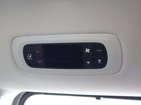 Used 2024 Chrysler Pacifica Touring-L image 37