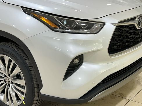 New 2026 Toyota Highlander Platinum image 2