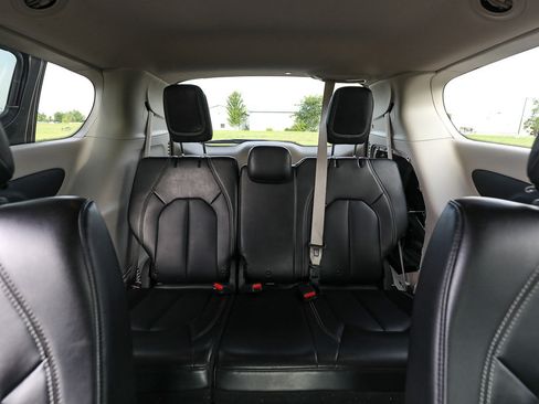Used 2021 Chrysler Voyager Lxi FWD image 5