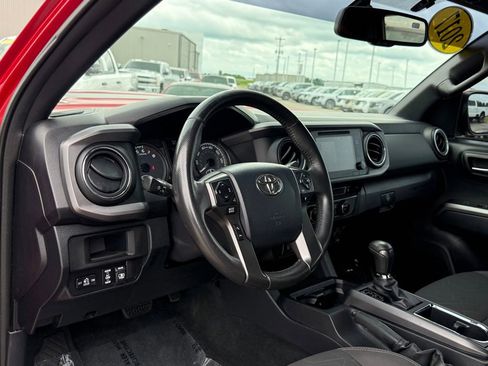 Used 2017 Toyota Tacoma TRD Sport AWD/4WD image 4
