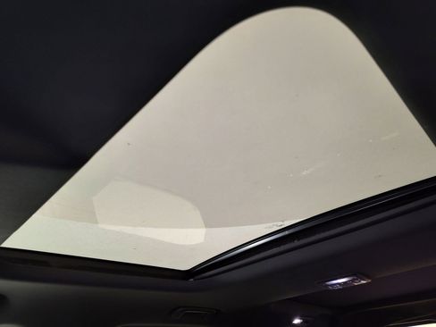 Used 2025 Land Rover Discovery Dynamic SE image 12