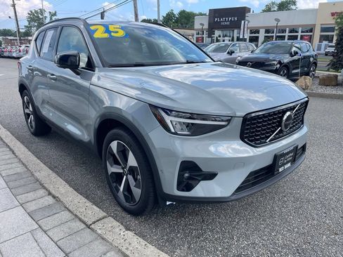 Used 2025 Volvo XC40 B5 Plus AWD/4WD image 7