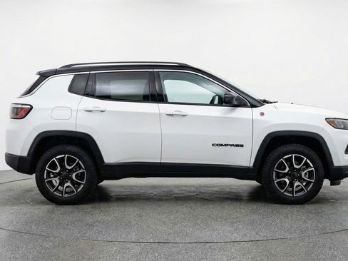 Used 2025 Jeep Compass Trailhawk image 11
