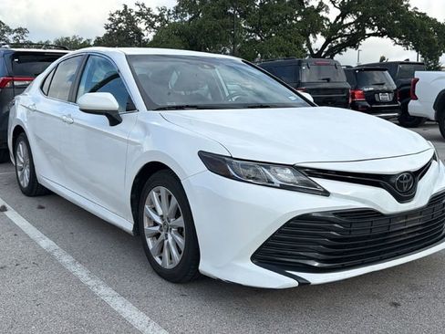 Used 2020 Toyota Camry LE FWD image 3
