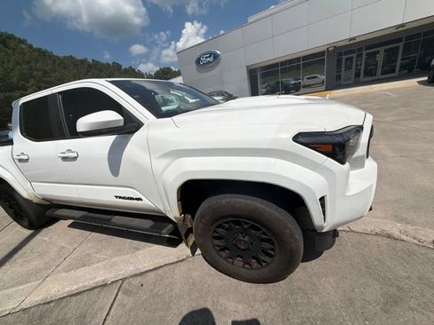 Used 2025 Toyota Tacoma TRD Sport AWD/4WD image 6