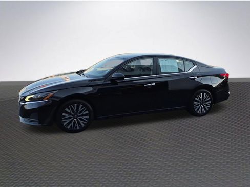 Used 2024 Nissan Altima 2.5 SV FWD image 2