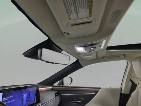 Used 2025 Lexus ES 300h w/ Technology Package image 15