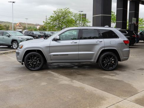 Used 2021 Jeep Grand Cherokee Laredo X AWD/4WD image 4