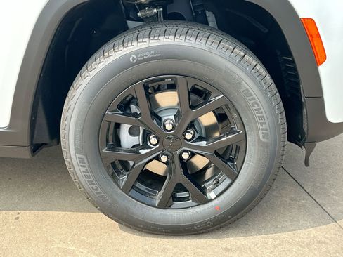 New 2026 Jeep Grand Cherokee Altitude AWD/4WD image 10