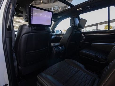 Used 2025 Cadillac Escalade Premium Luxury Platinum image 33