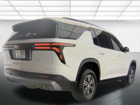 Used 2024 Chevrolet Traverse LT FWD image 2