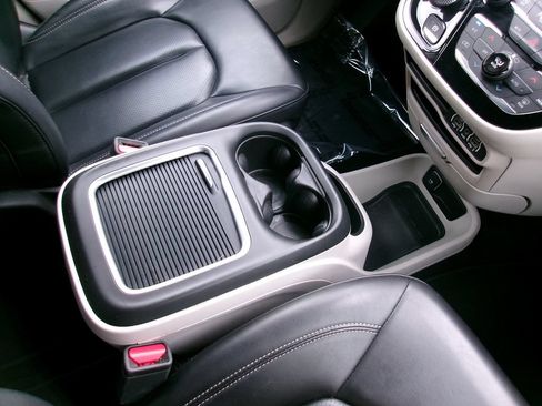 Used 2023 Chrysler Pacifica Touring-L FWD image 12