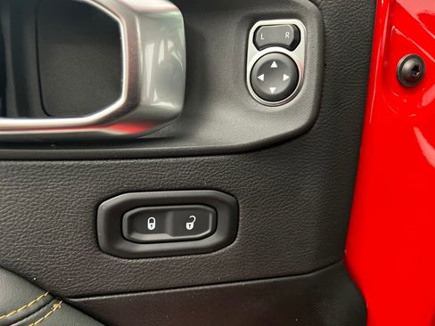 Used 2025 Jeep Wrangler Unlimited Sahara image 12