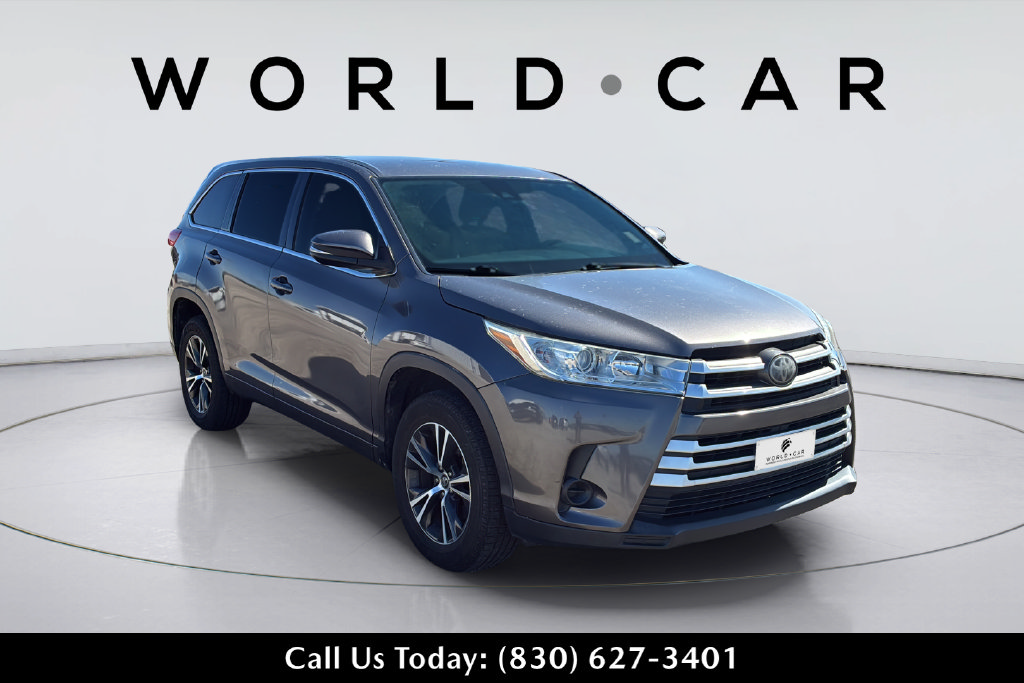 Used 2017 Toyota Highlander LE FWD image 1