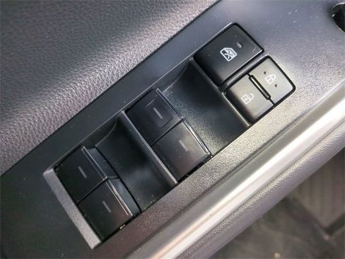 Certified 2023 Toyota Highlander XLE image 24