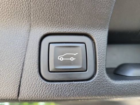 Used 2023 GMC Acadia SLT FWD image 10