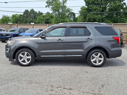 Used 2017 Ford Explorer XLT w/ Equipment Group 201A AWD/4WD image 8