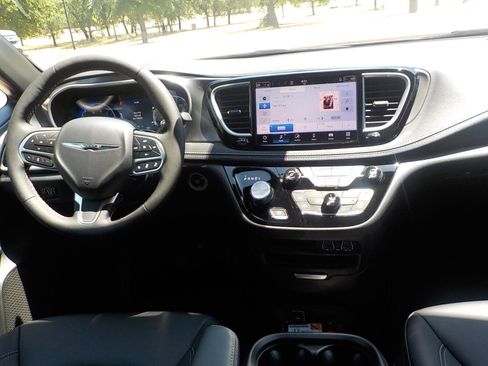 New 2025 Chrysler Pacifica Select image 15