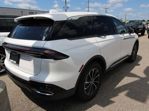 Used 2024 Lincoln Nautilus Premier AWD/4WD image 7