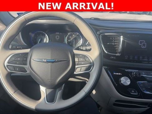 Used 2018 Chrysler Pacifica Limited FWD image 10
