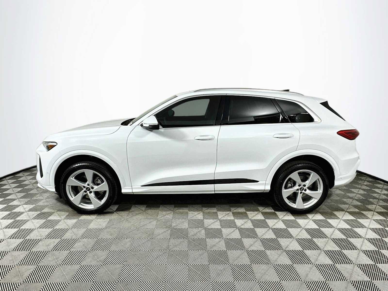 Certified 2025 Audi Q5 Premium Plus AWD/4WD image 4