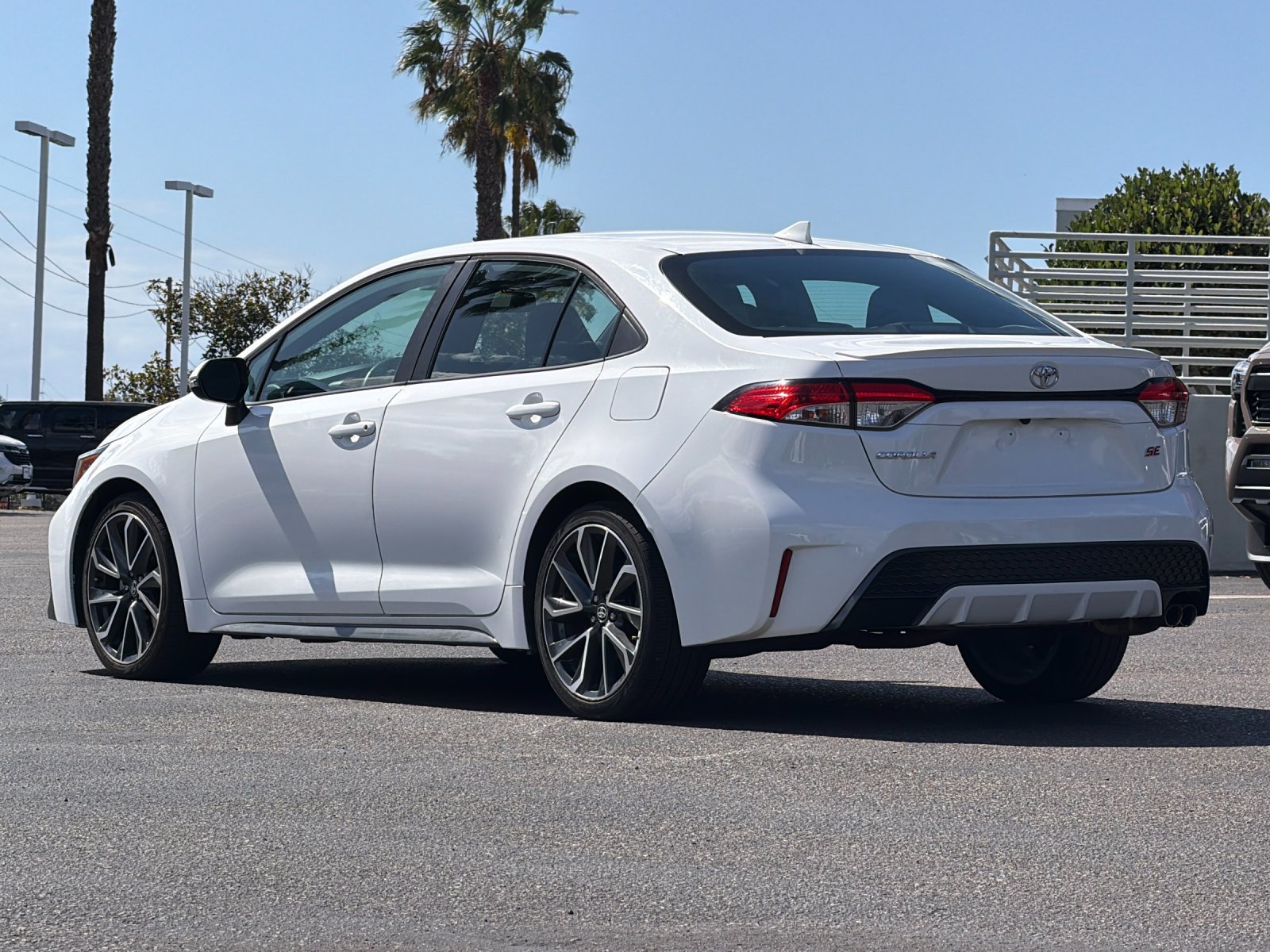 Used 2020 Toyota Corolla SE w/ SE Premium Package FWD image 3