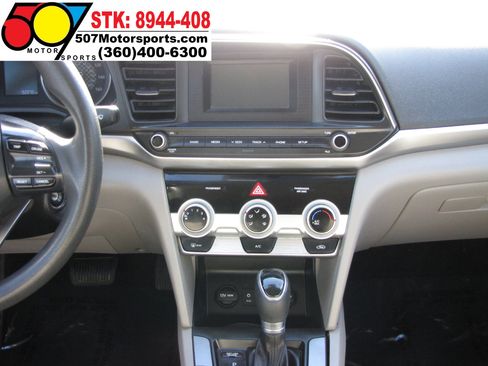 Used 2019 Hyundai Elantra SE image 17