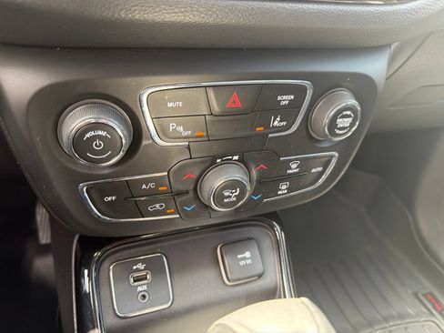Used 2018 Jeep Compass Limited w/ Navigation Group FWD image 23