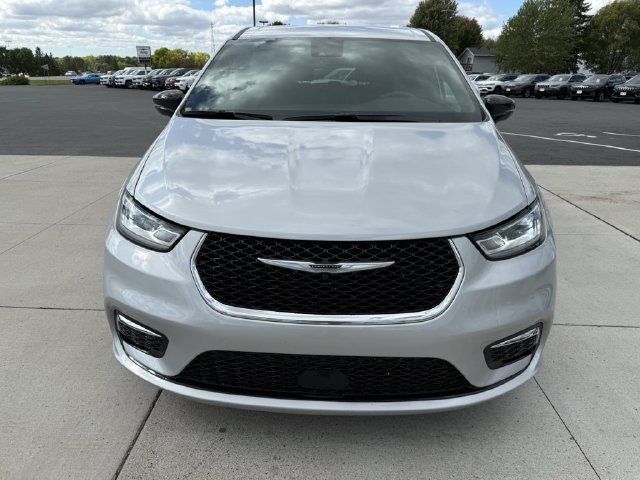 Used 2026 Chrysler Pacifica Select FWD image 3