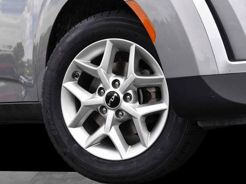 Used 2024 Kia Soul LX w/ Option Group 015 FWD image 3