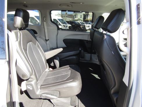 Used 2024 Chrysler Pacifica Touring-L image 26