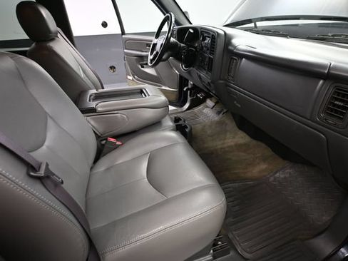 Used 2005 Chevrolet Silverado 2500 LS w/ Heavy-Duty Power Package AWD/4WD image 32