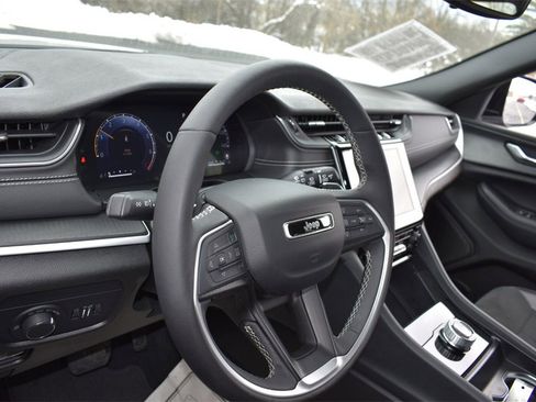 Used 2024 Jeep Grand Cherokee Altitude image 12