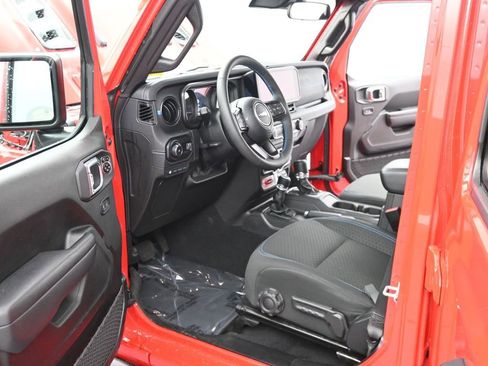 Used 2025 Jeep Wrangler Unlimited Rubicon 4xe w/ Convenience Group image 17