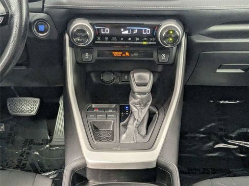 Used 2021 Toyota RAV4 XLE w/ Convenience Package FWD image 39