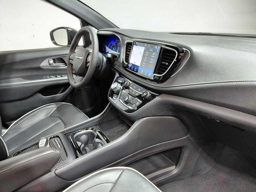Certified 2026 Chrysler Pacifica Limited w/ S Appearance Package FWD image 34