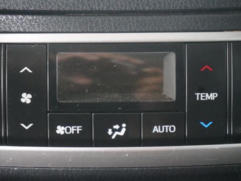 Used 2018 Toyota Highlander Plus FWD image 15