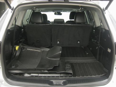 Used 2019 Toyota Highlander XLE image 24