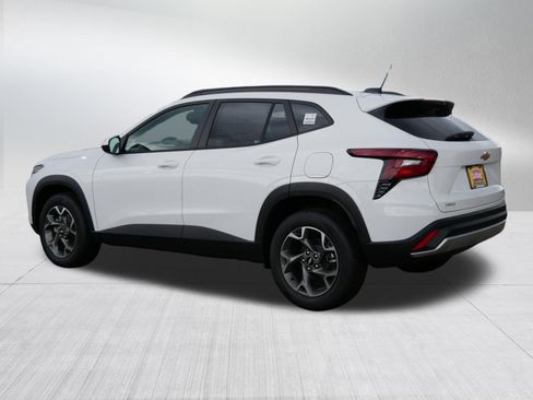 New 2026 Chevrolet Trax LT w/ LT Convenience Package FWD image 2